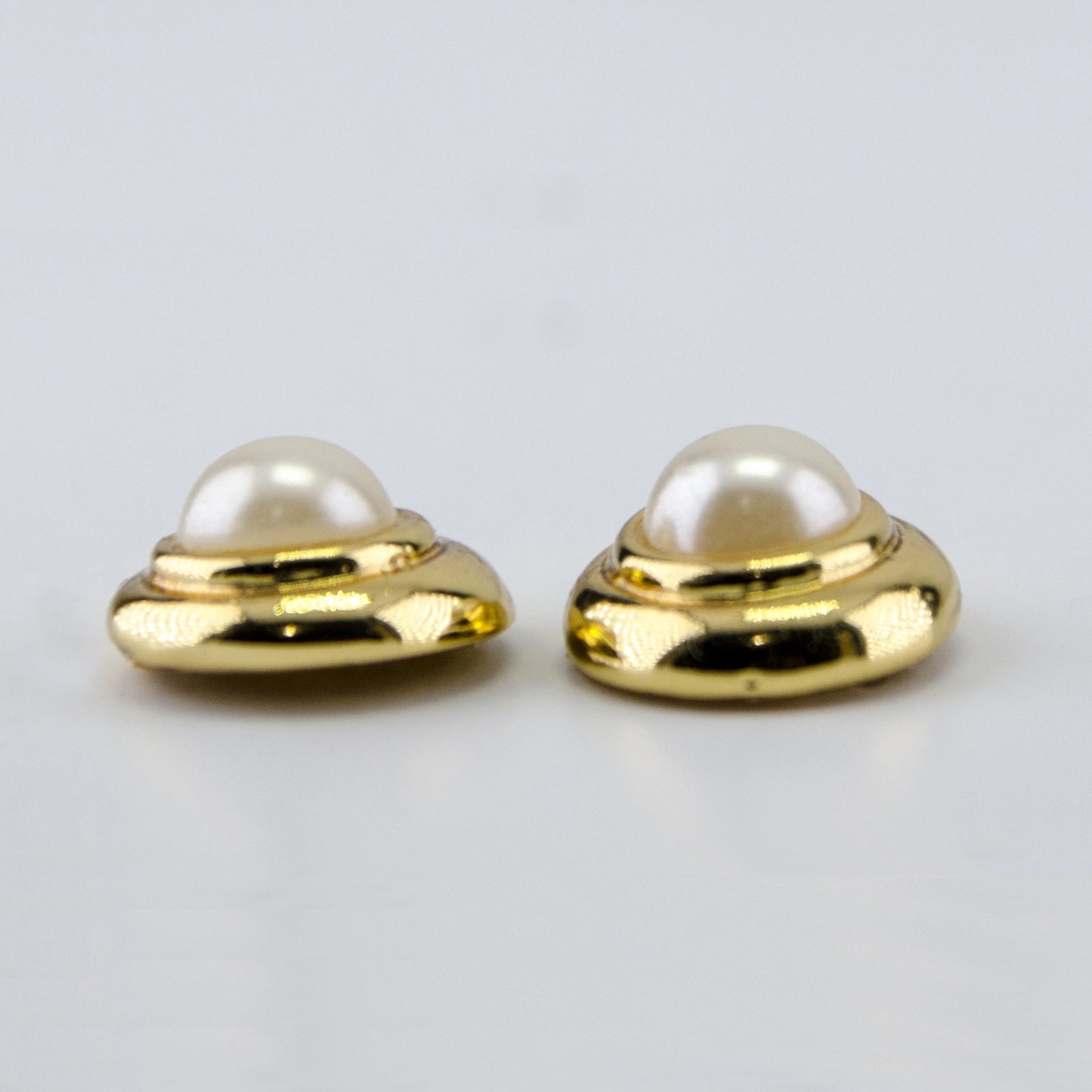 Pearl stud earring