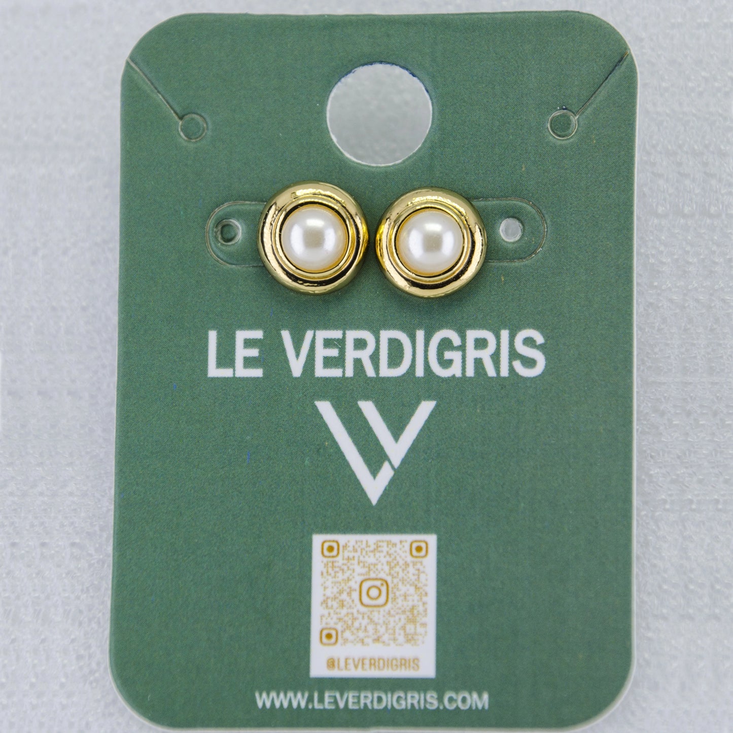 Pearl stud earring