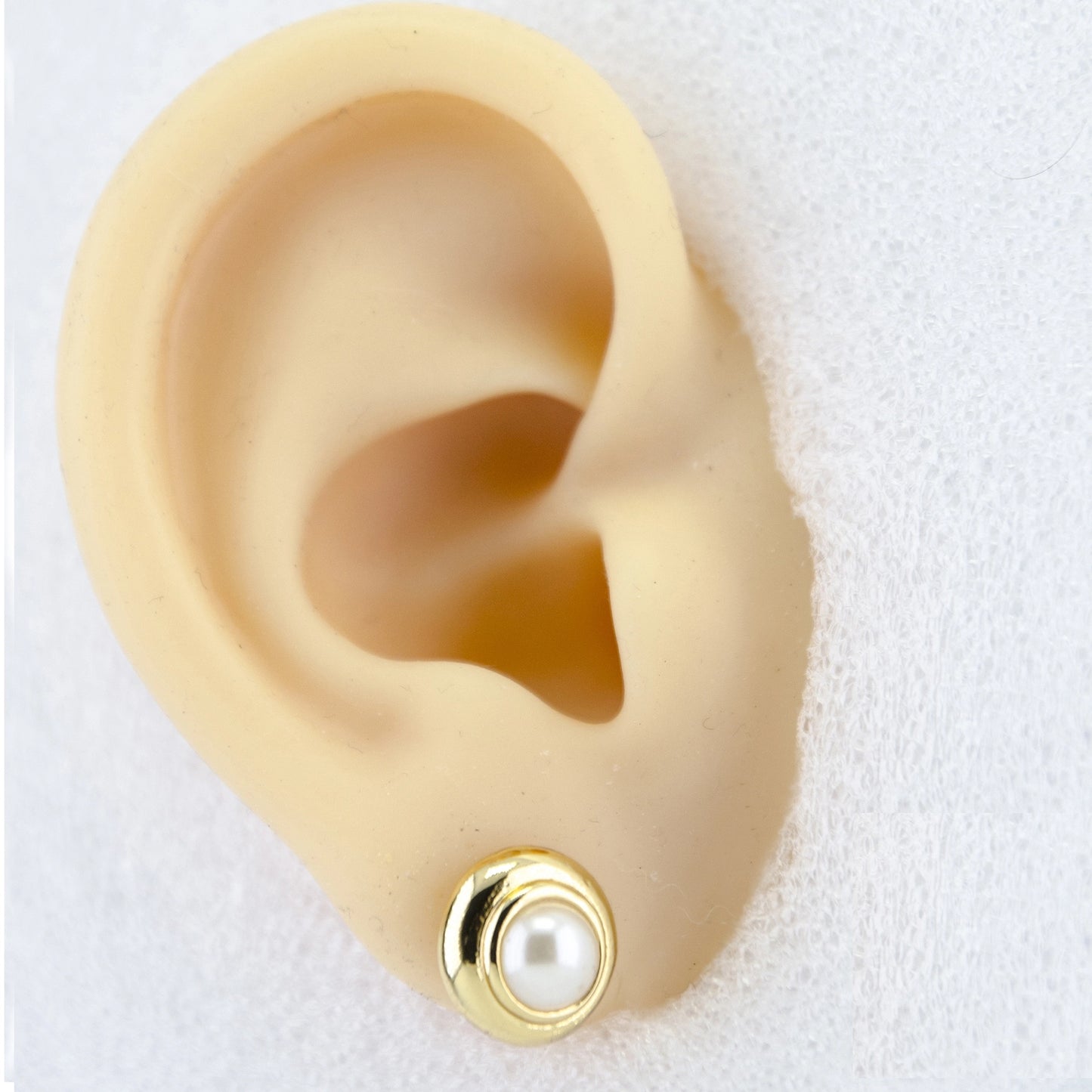 Pearl stud earring