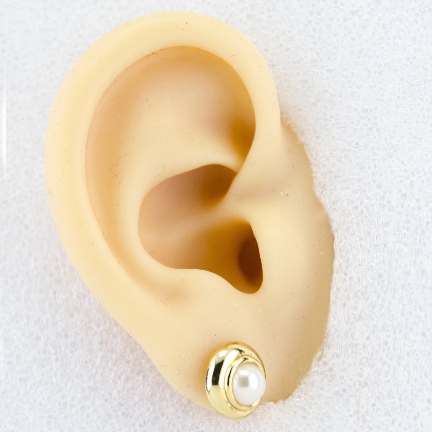 Pearl stud earring