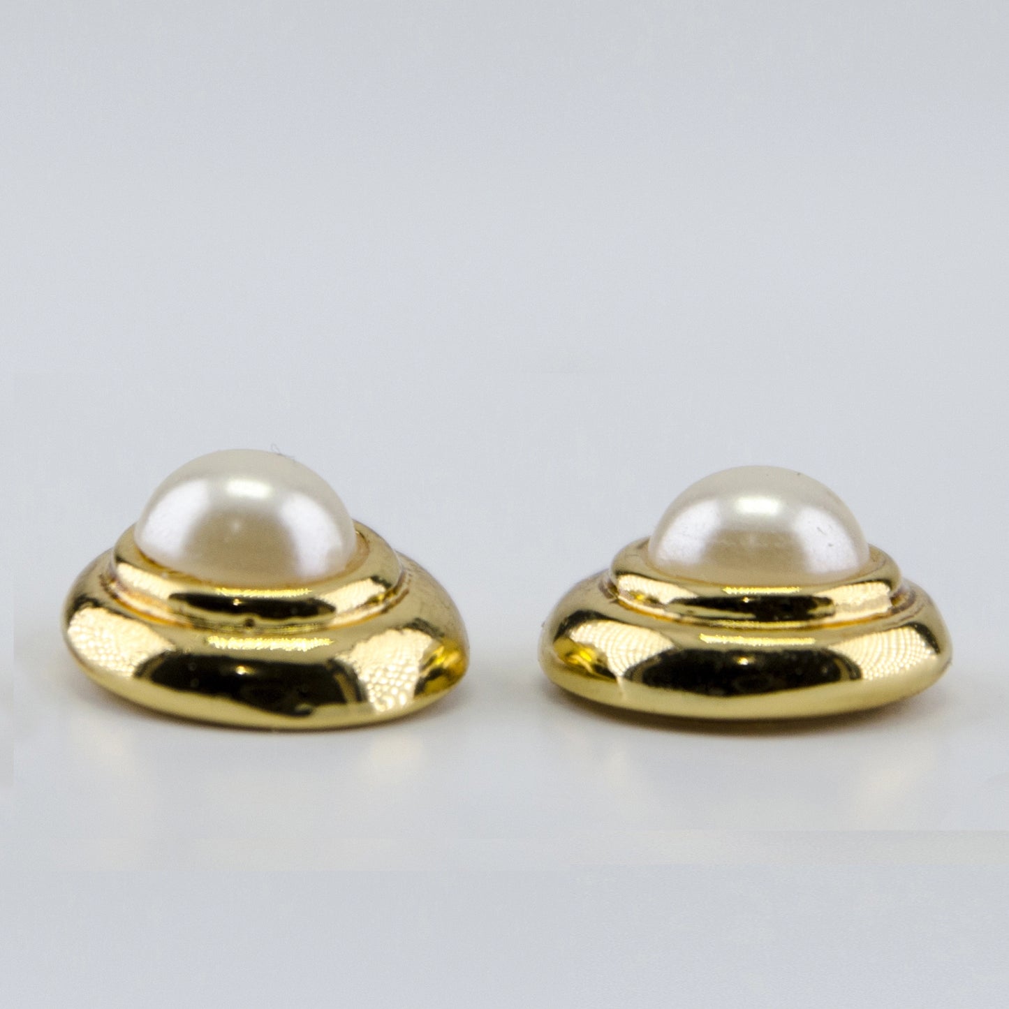 Pearl stud earring