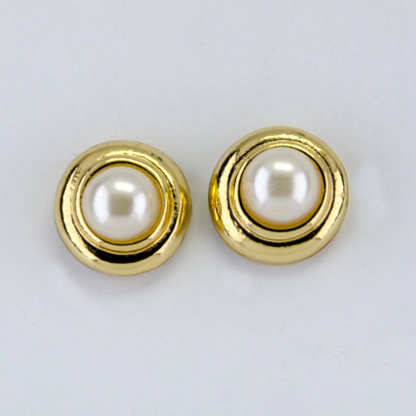 Pearl stud earring