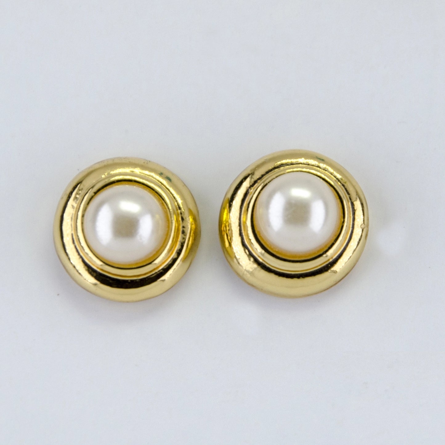 Pearl stud earring