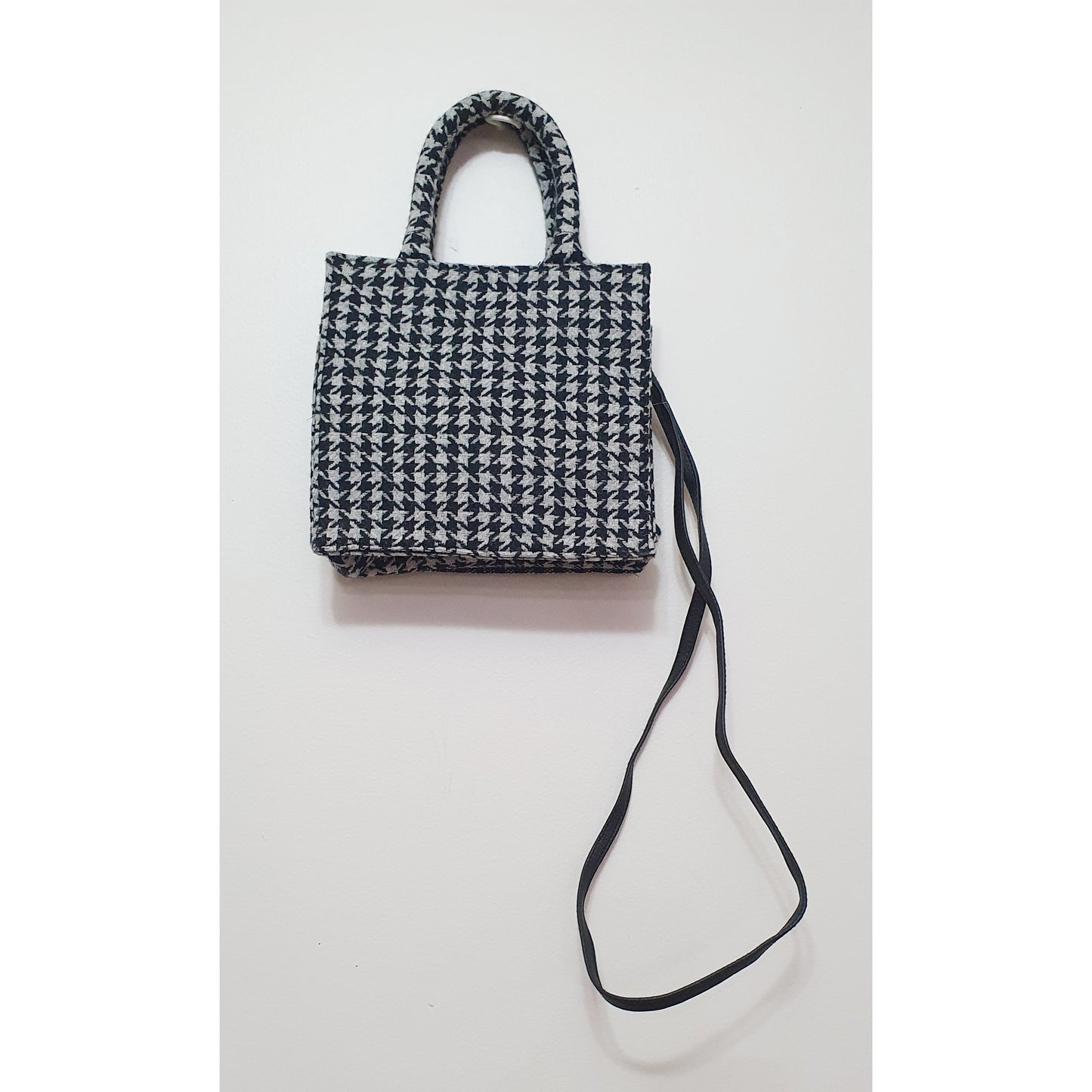 Elegant Houndstooth Handbag with Dual Carrying Options