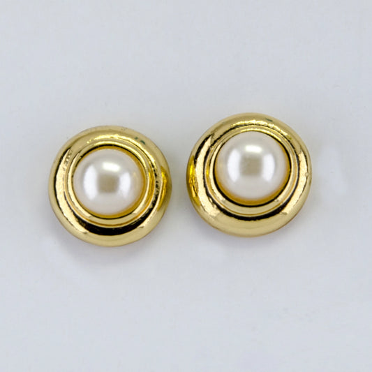 Pearl stud earring